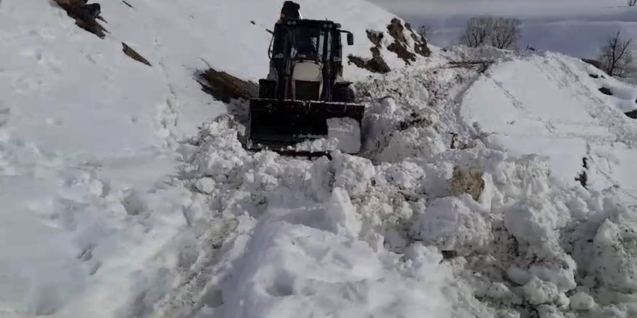 Yüksekova’daki Köy Yollarında Karla Mücadele Çalışması Devam Ediyor