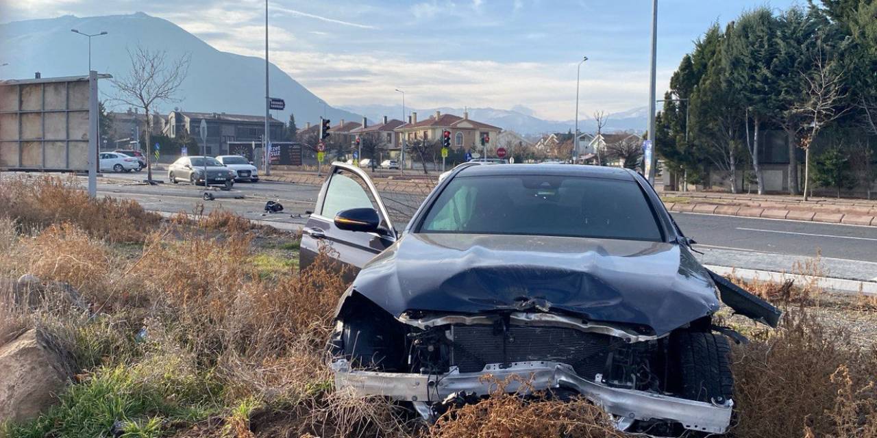 Lüks Otomobilin Karıştığı Kazada Ortalık Savaş Alanına Döndü: 1 Yaralı