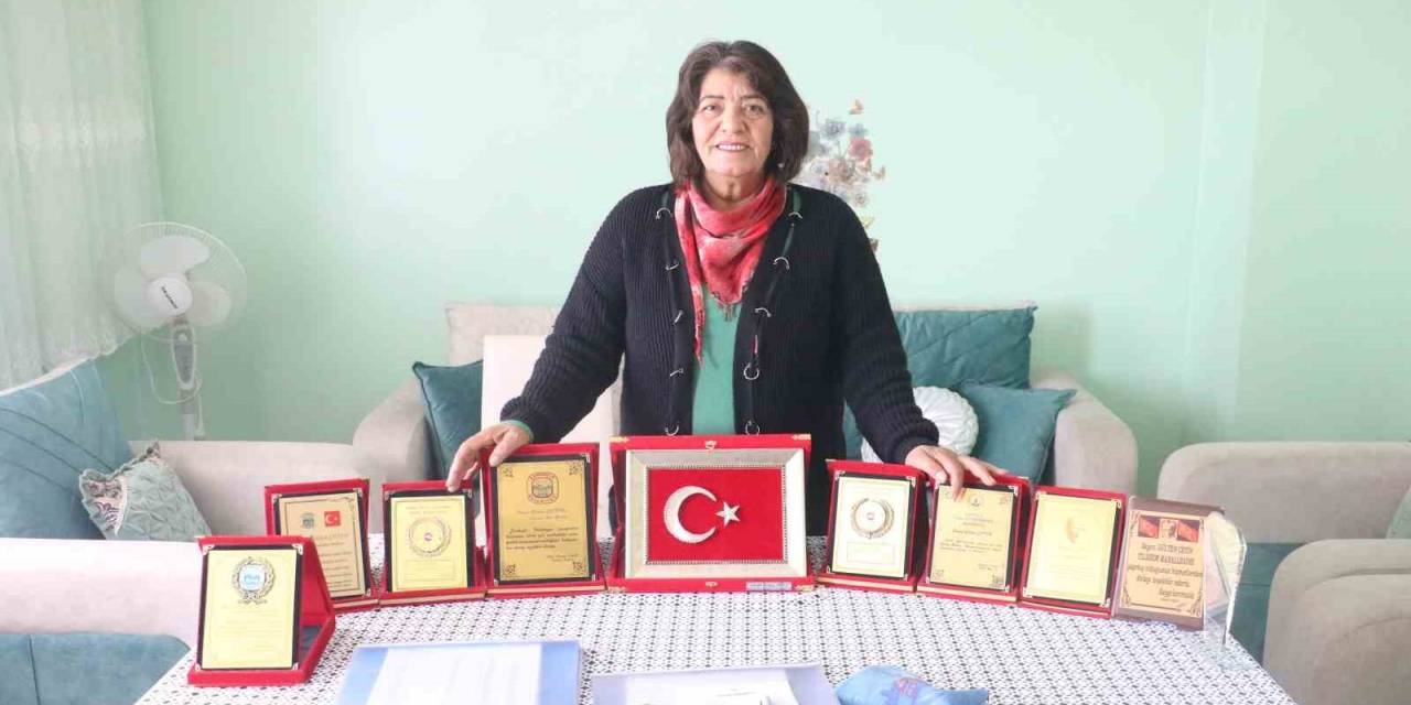 Arkadaşlarının Hazırladığı Pankartla Başladı, Çeyrek Asırdır Muhtarlık Yapıyor