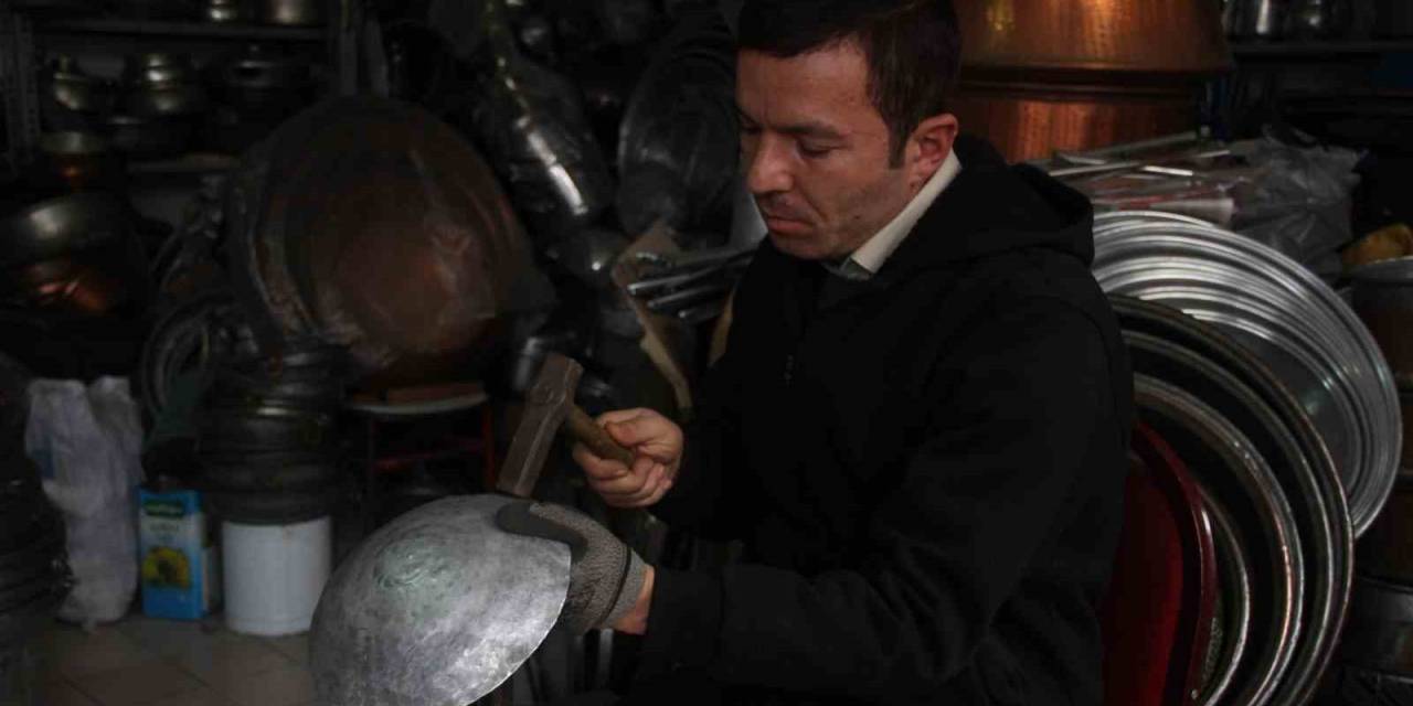 Yarım Asırlık Bakır Ustasının Mesleğini Oğlu Yaşatıyor