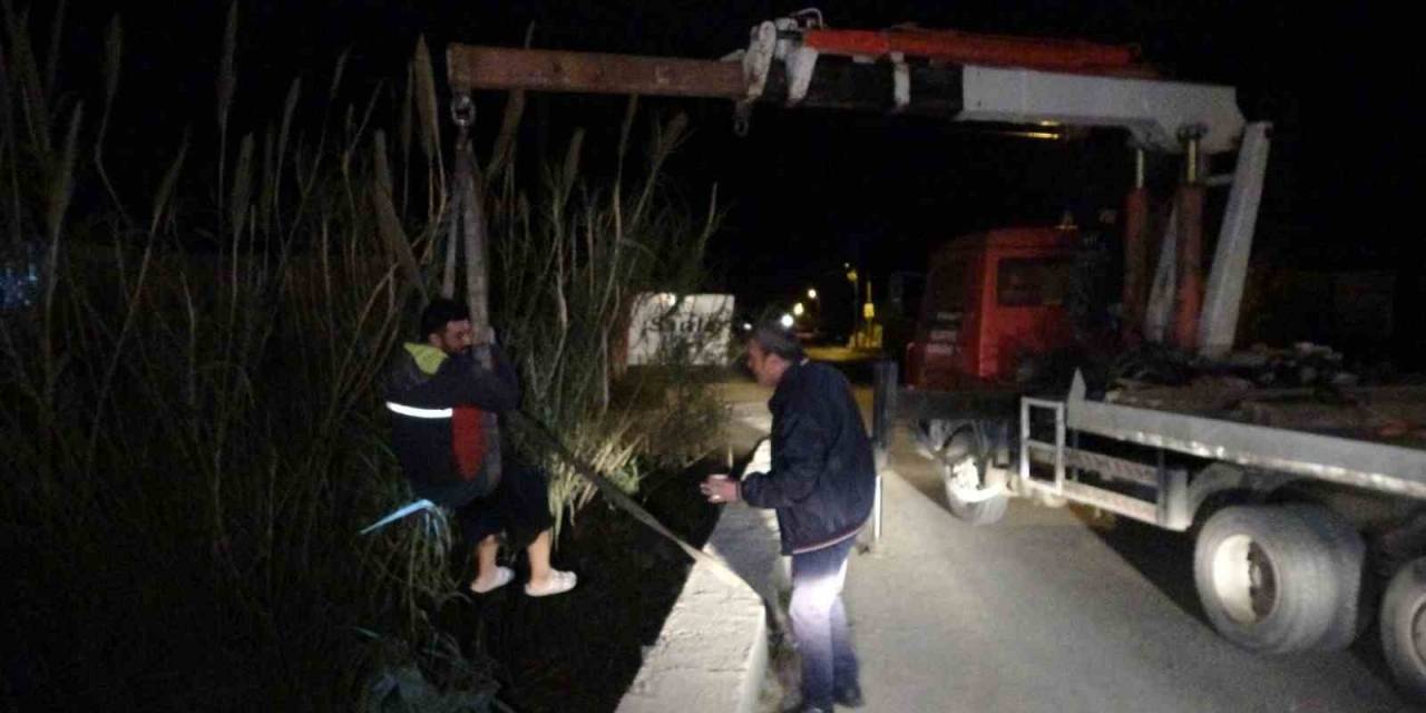Alkollü Sürücünün Kanala Uçtuğu Motosiklet Halatla Çıkarıldı
