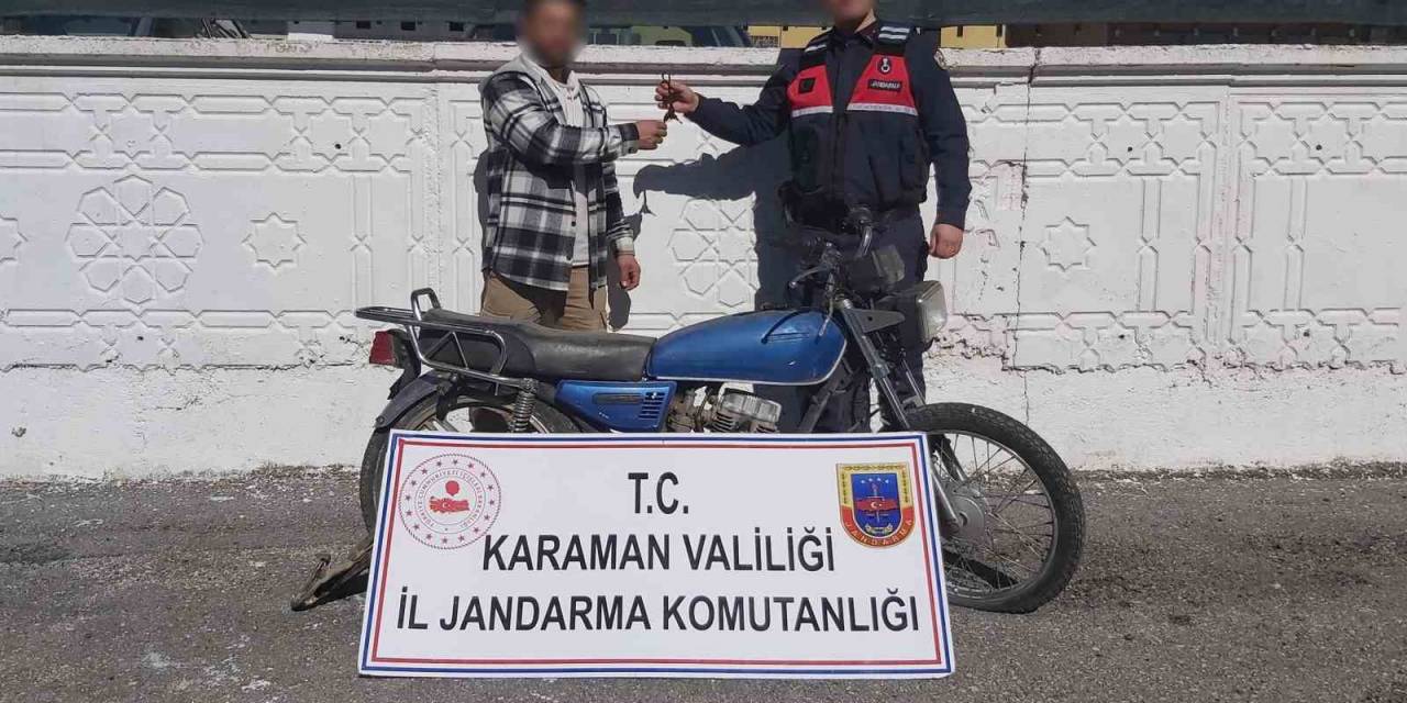 Jandarma 6 Ay Önce Çalınan Motosikleti Bulup Sahibine Teslim Etti
