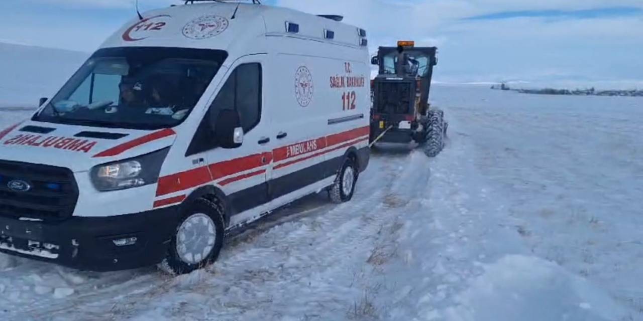 Kars’ta Hastaya Giden Ambulans Kara Saplandı