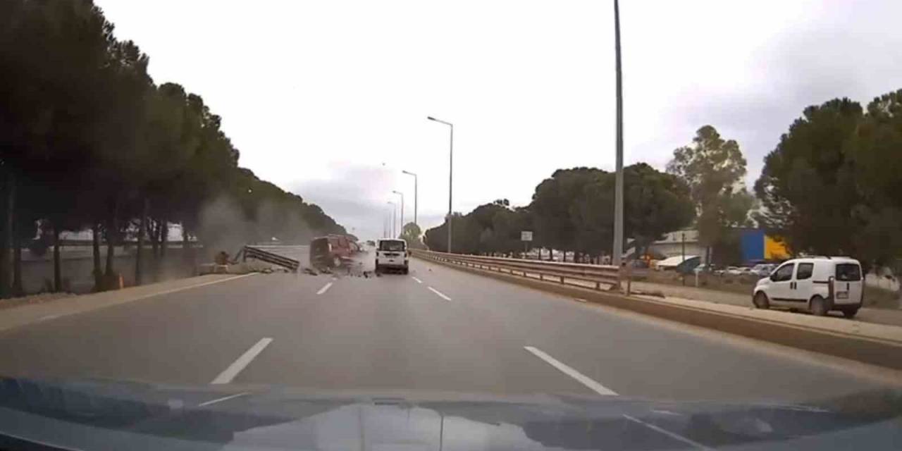 Bariyerlere Çarpan Araç Hurdaya Döndü, Sürücü Hayatını Kaybetti