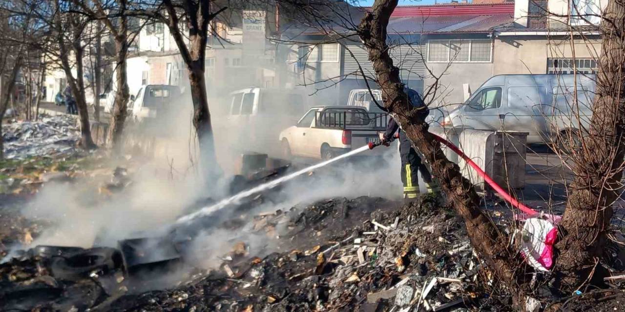 Eski Lise Bahçesinde Hurda Atıklar Alev Alev Yandı