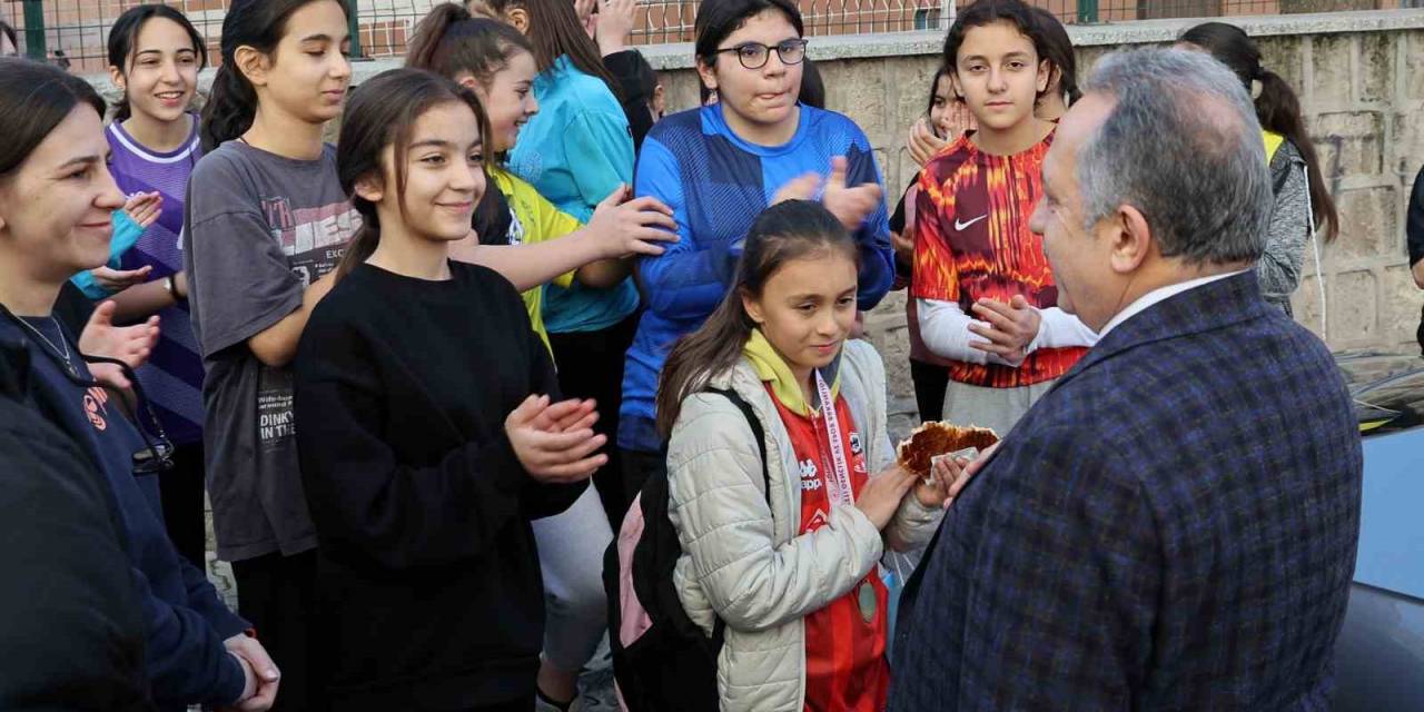 Başkan Yalçın’dan Şampiyon Öğrencilere Tebrik