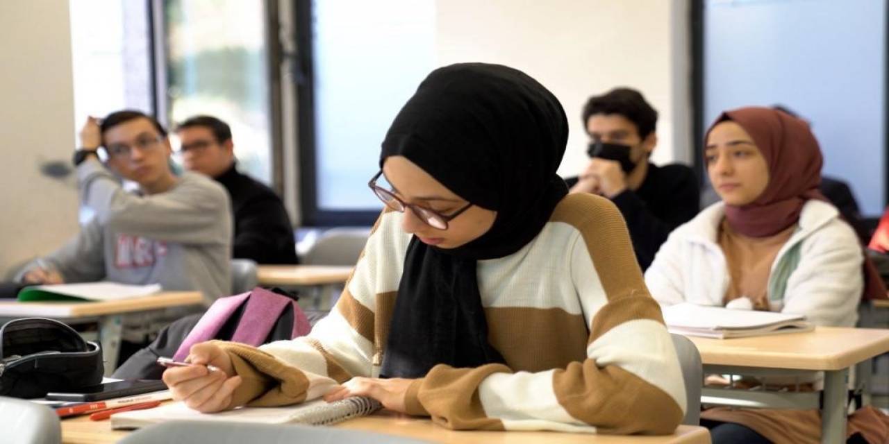 Beşiktaş Belediyesi Öğrencilerin Yanında