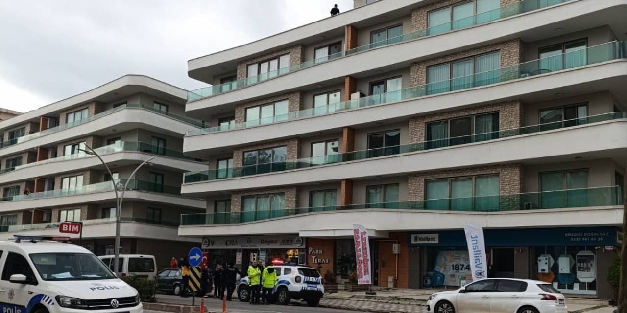 Kız Arkadaşı İle Tartışan Genç Çatıya Çıktı