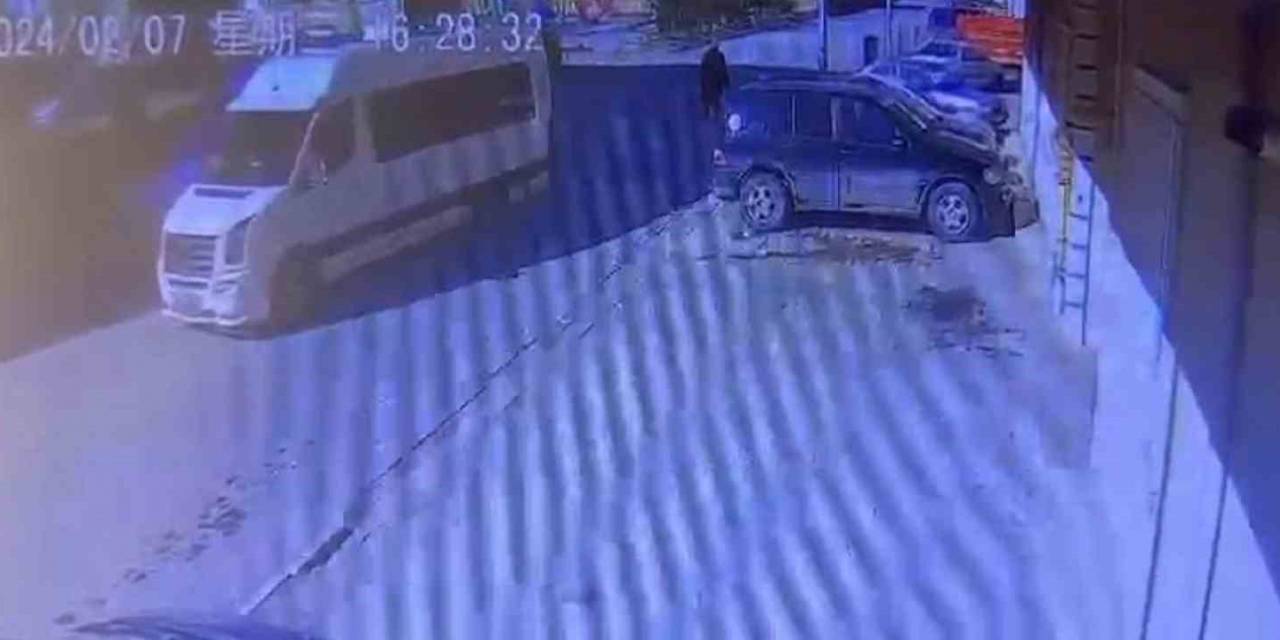 Geri Giden Minibüs Yaşlı Adamı Ezdi, O Anlar Kameraya Yansıdı