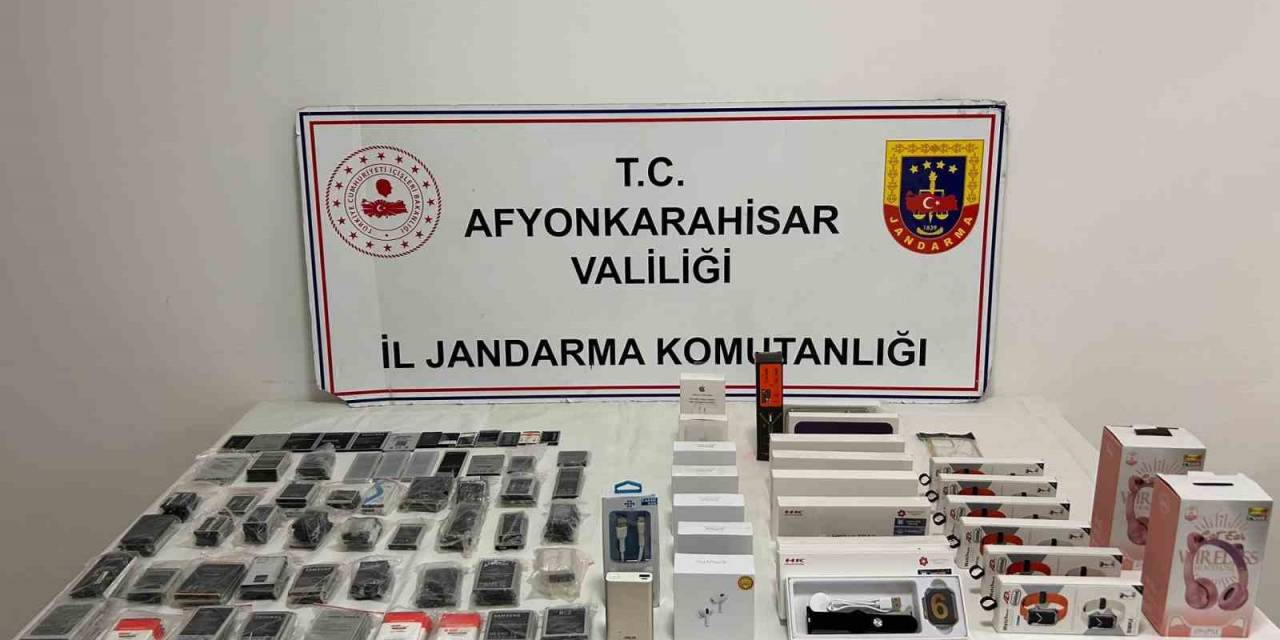 Afyonkarahisar’da Kaçak Telefon Aksesuarları Ele Geçirildi