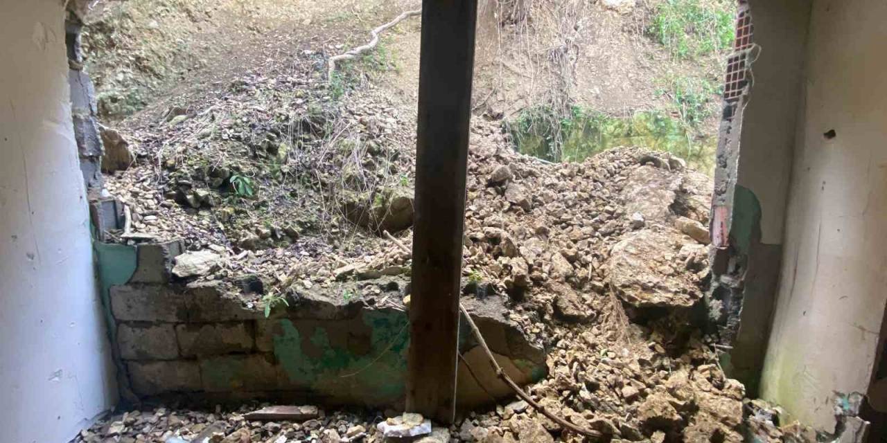 Kayan Toprak Evin Duvarını Yıktı