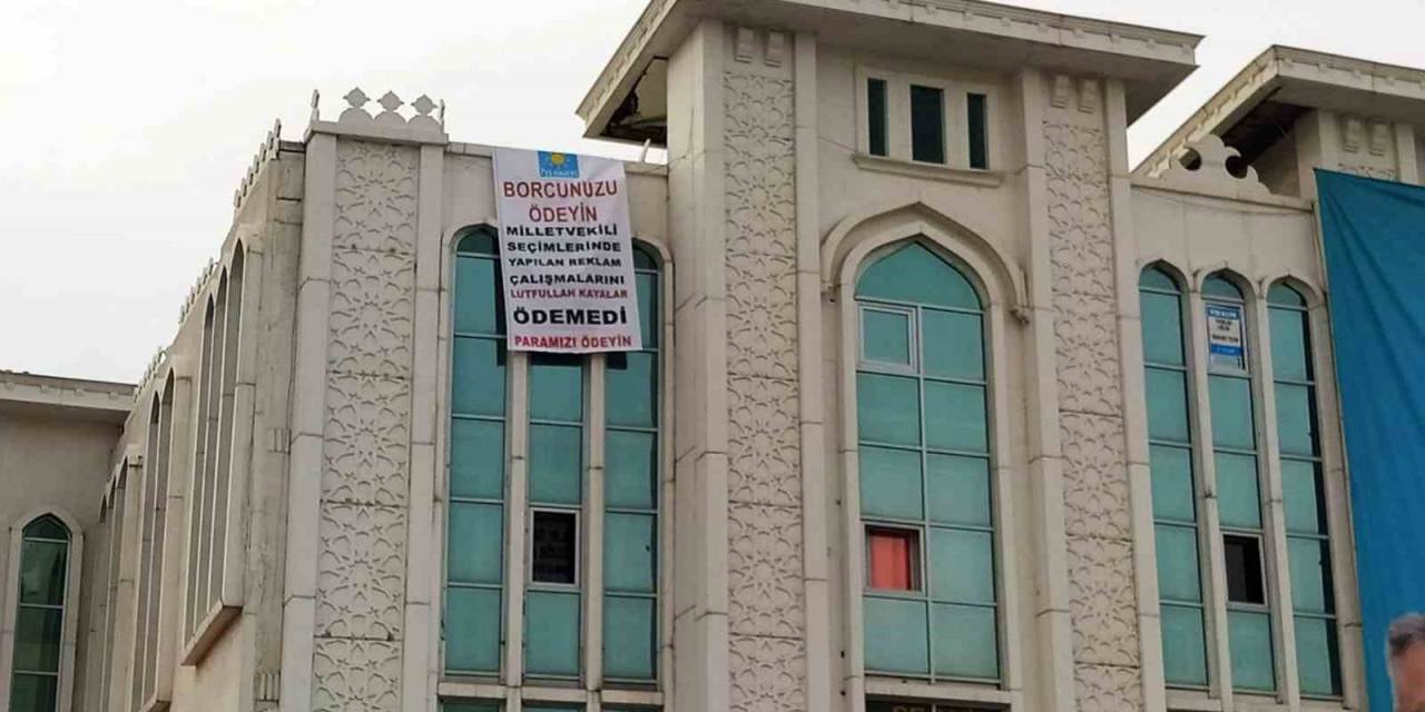 İyi Partili Milletvekilinden Parasını Alamadığını İddia Eden Esnaftan Pankartlı Tepki