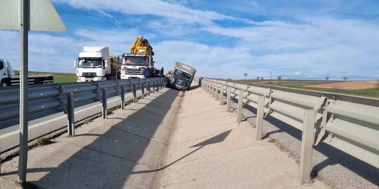 Edirne’de İlginç Kaza: Kamyonet Bariyerlerin Ortasında Mahsur Kaldı