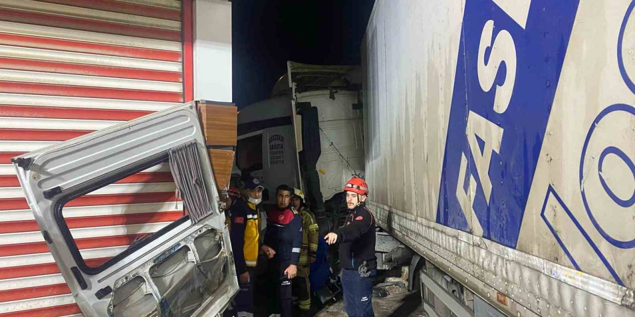 İzmir’de Karşı Şeride Geçen Tır, Servis Minibüsüyle Çarpıştı: 2 Ölü, 12 Yaralı