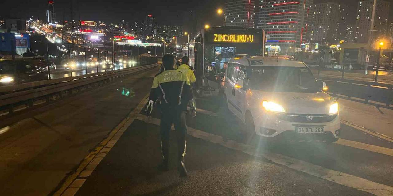 Beylikdüzü’nde Arıza Yapan Metrobüsün Şoförüne, Karşı Yönden Gelen Metrobüs Çarptı