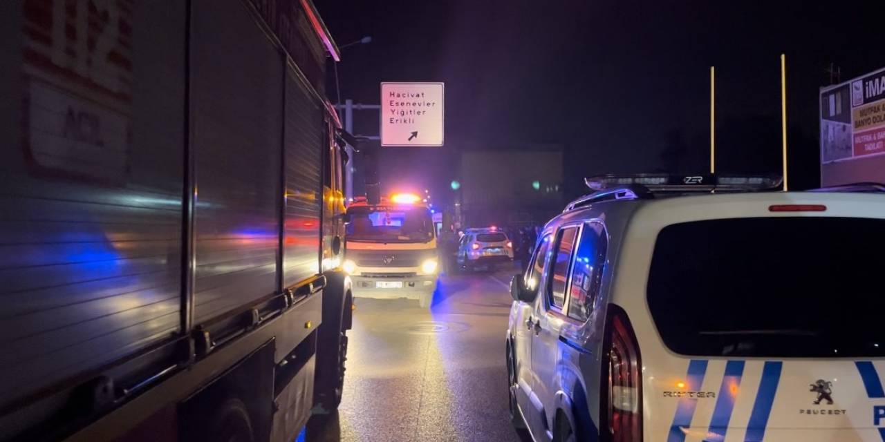 Alkollü Sürücü Yol Ayrımındaki Direğe Çarptı: 3 Arkadaş Otomobilde Sıkıştı