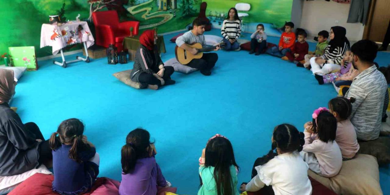Unutulmaya Yüz Tutan Masal Geleneğini Yaşatmaya Çalışan Üniversite Öğrencileri Anaokulu Öğrencilerine Derste Masal Anlatıyor