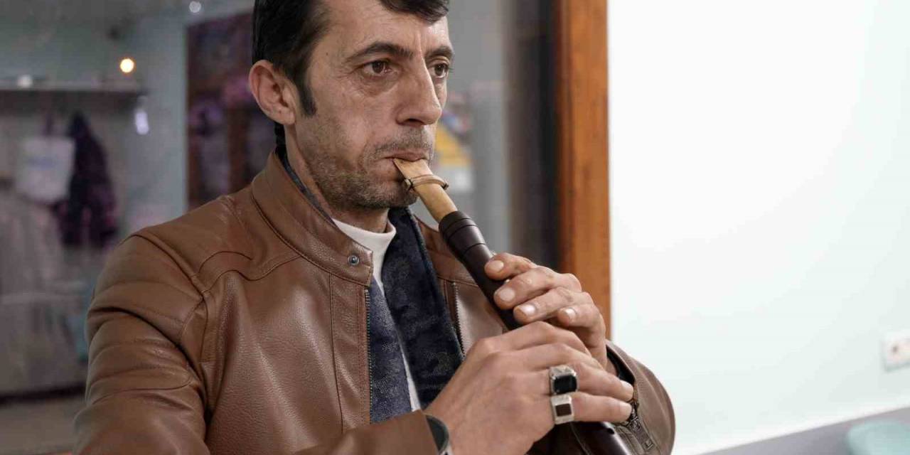 Gümüşhane’nin Eğlenceli Dolmuş Şoförü Çaldığı Mey İle Afrikalı Öğrencilere Türkü Ziyafeti Çekti