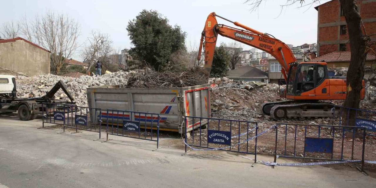 Eyüpsultan’da Haliç Hospital Binasının Yıkımı Tamamlandı