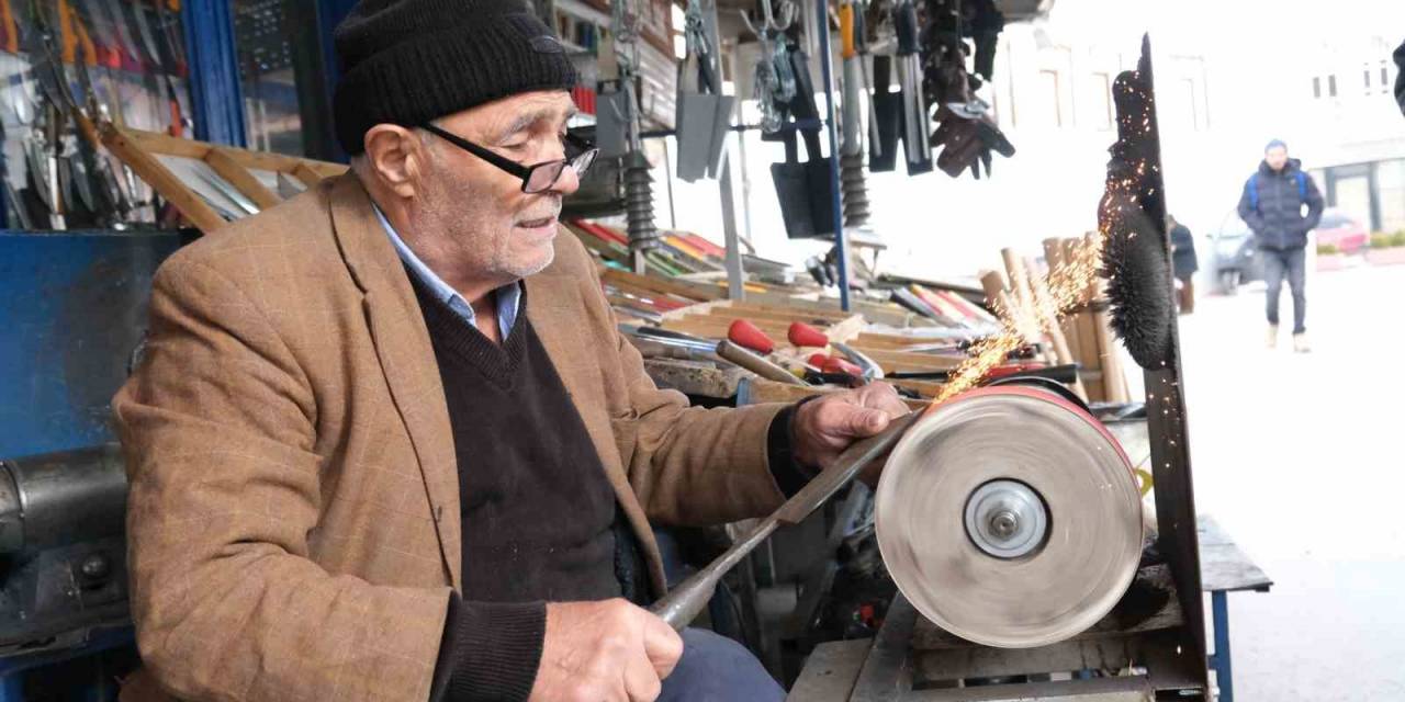 81 Yaşındaki Usta İlk Günkü Hevesle Mesleğini Sürdürüyor