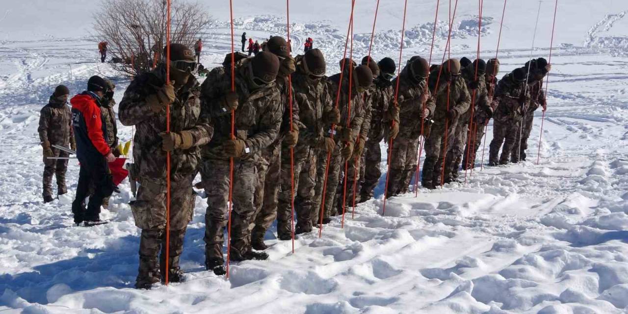 Van Polisine Çığ Eğitimi Veriliyor
