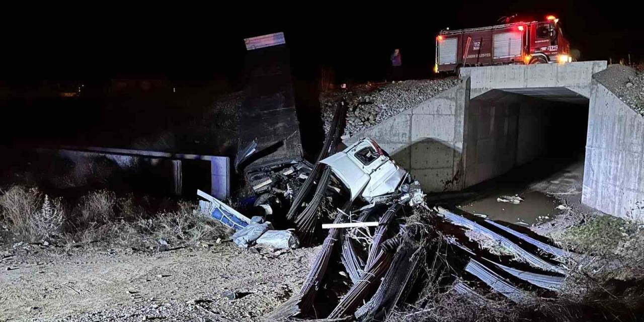 İnşaat Demiri Yüklü Tır 3 Metrelik Menfezden Aşağı Düştü