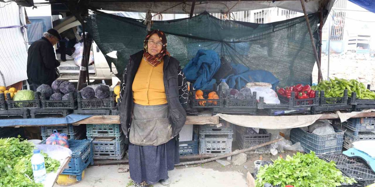 Pazarda Maydanoz Satarak Biriktirdiği Kira Parası Çalınan Depremzede Kadın Ev Sahibiyle İcralık Oldu
