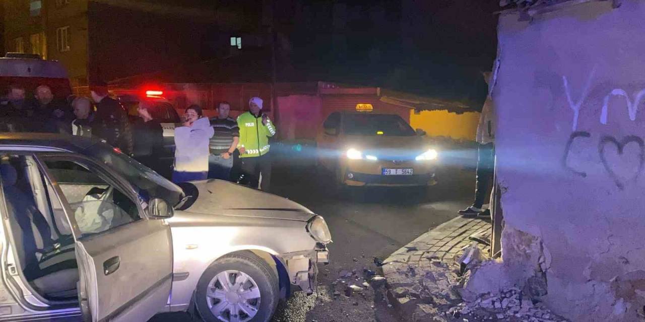 Otomobil Duvara Çarptı: 3 Yaralı