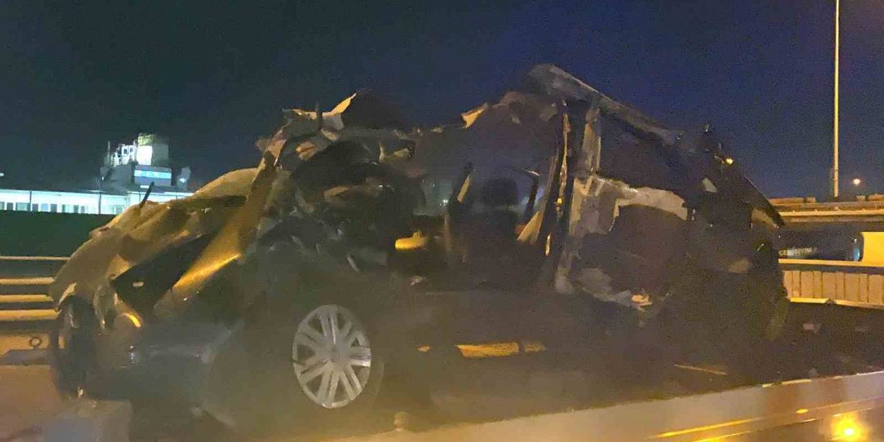 Park Halindeki Tıra Çarpan Otomobil Parçalandı: 2 Ağır Yaralı