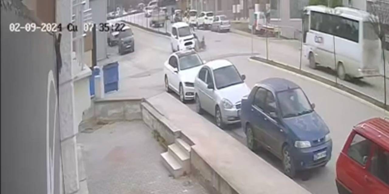 Amasya’da Motosikletin Hafif Ticari Araçla Çarpıştığı Kaza Kamerada: 1 Yaralı