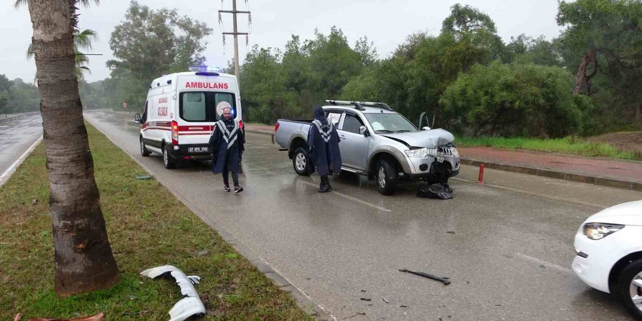 Yolda Kayan Kamyonet Refüjdeki Palmiyeye Çarptı: 2 Yaralı