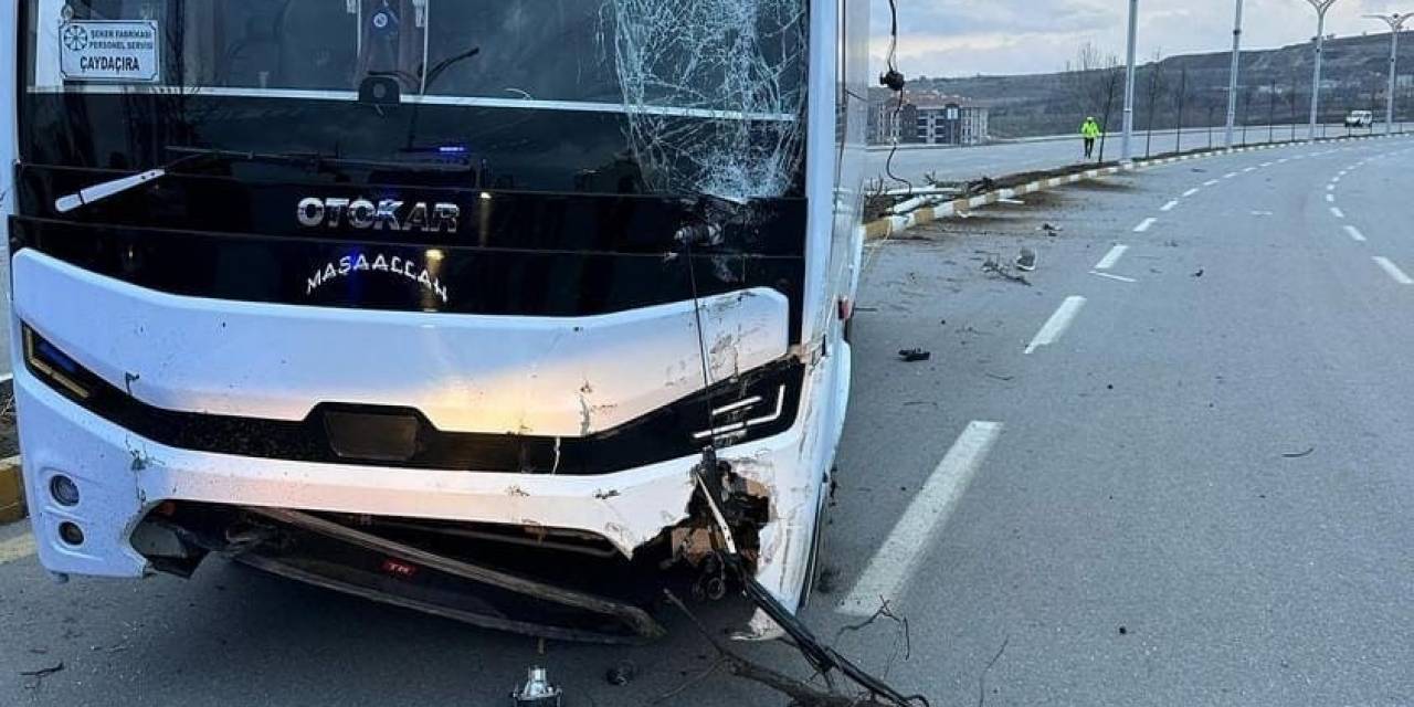 Elazığ’da Midibüs Çarptığı Aydınlatma Direğini Devirdi