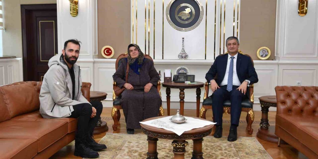 Vali Yavuz, Şehit Ailesini Ağırladı