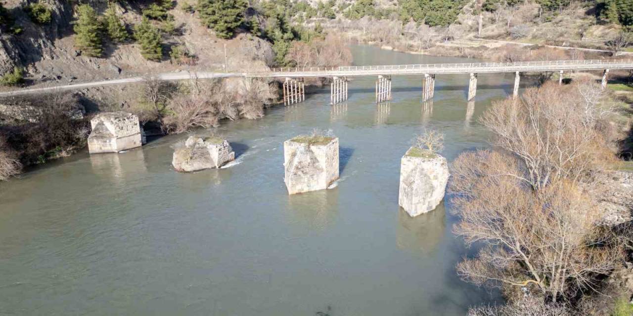 Tokat İle Amasya’yı Birbirine Bağlayan Tarihi Köprüden Geriye Sadece Ayakları Kaldı