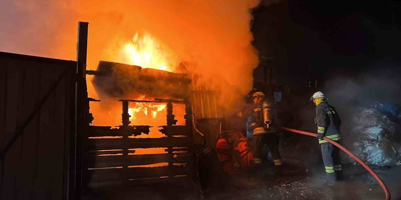 Hurdalıkta Çıkan Yangın 2 Katlı Binayı Küle Çevirdi
