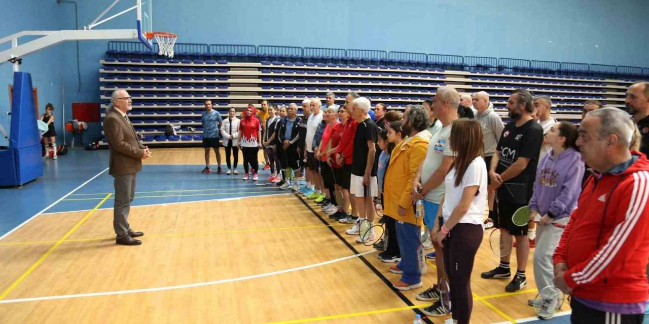 Meü, ’cumhuriyetin 100. Yılı Veteranlar Badminton Turnuvası’ Düzenledi