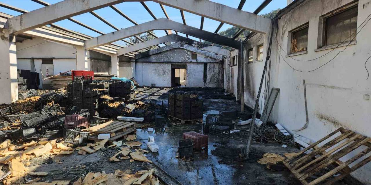 Kağıthane’de Bir Depoda Çıkan Yangında Faciadan Dönüldü