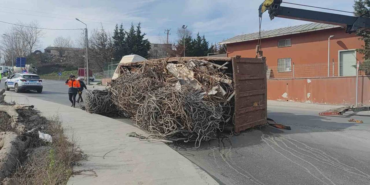 Sultangazi’de Tır Devrilerek Yan Yattı: Tonlarca Ağırlıktaki Hurda Demir Yola Döküldü