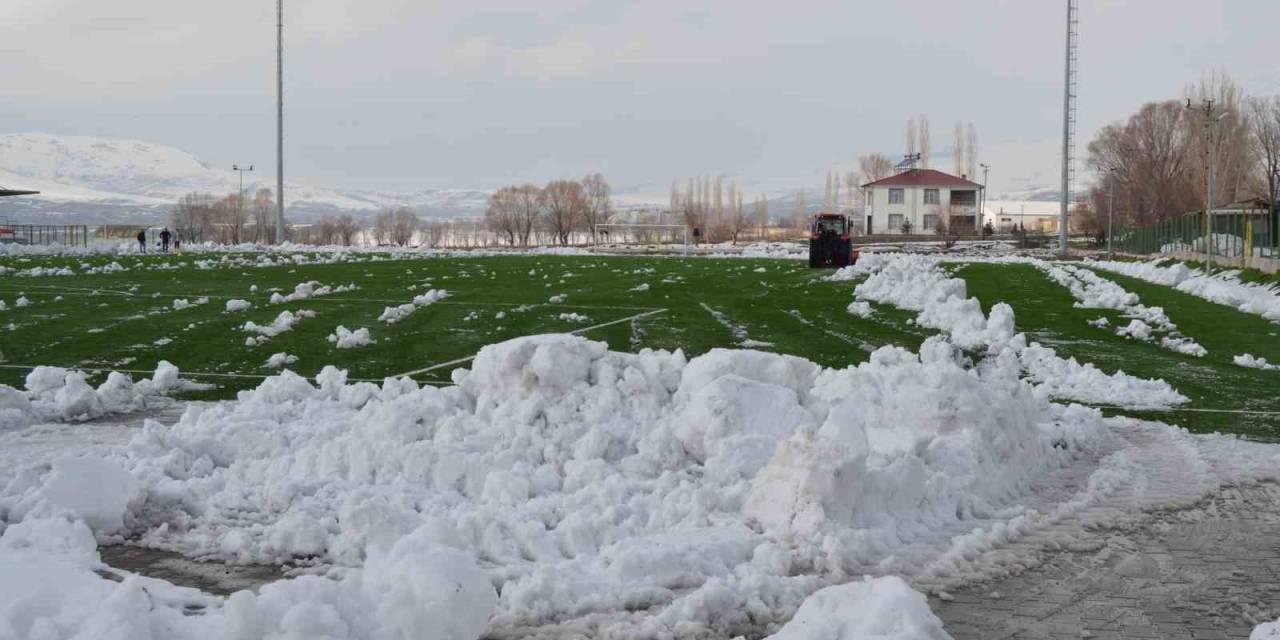 Diyarbakır Çınarspor İle Yeşil Vartospor Maçı Öncesi Saha Kardan Temizlendi