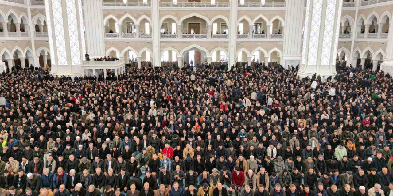 Şahinbey Millet Camii İlk Cuma Namazında Doldu Taştı