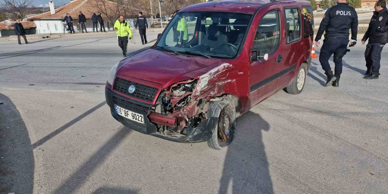 Hafif Ticari Araç İle Tırın Çarpışması Güvenlik Kamerasına Yansıdı