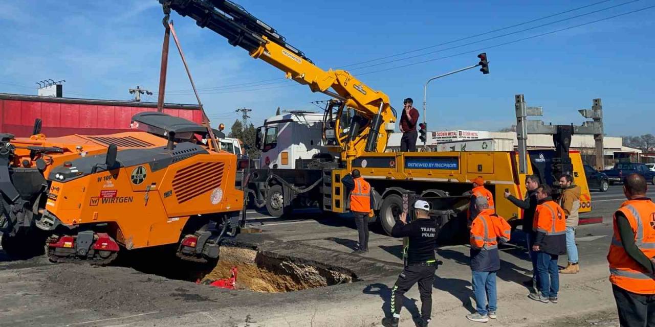 Kgm’nin İş Makinesi Düzeltmeye Çalıştığı Çukuru Obruğa Çevirdi