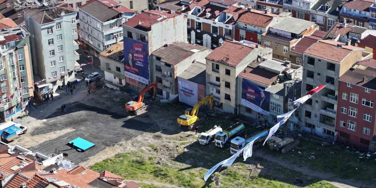 Bağcılar’da, Ece Sitesi’nin Yıkımına Başlandı