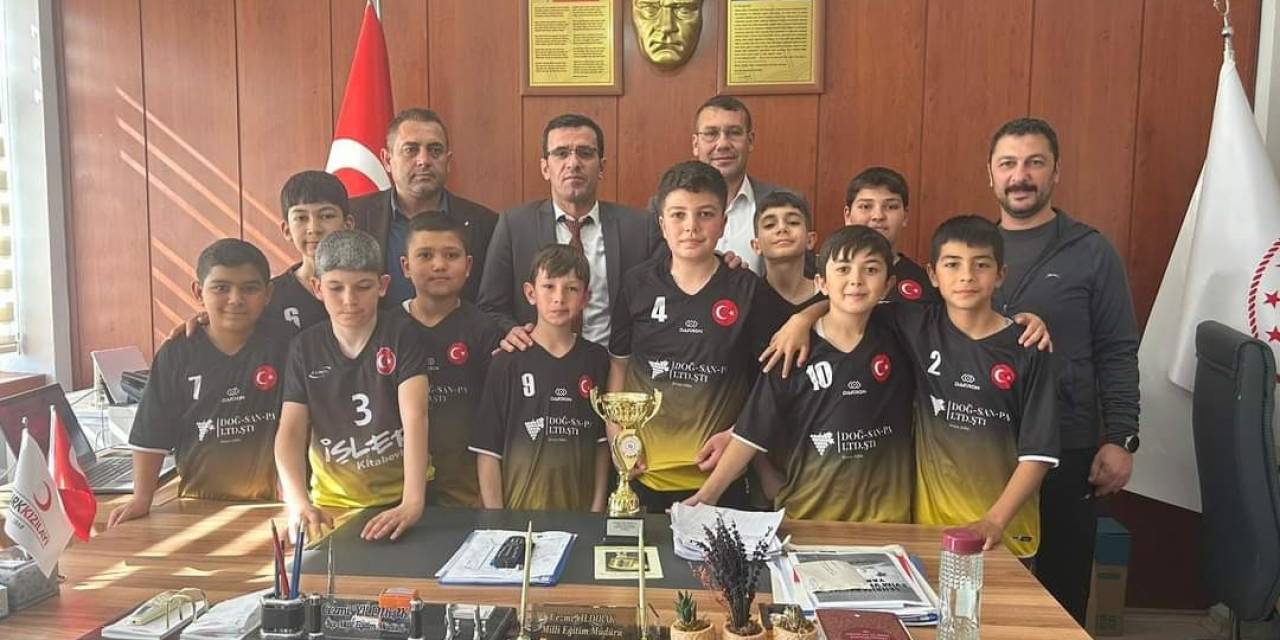 Voleybolda İl İkincisi Olan Çanakçı Ortaokulu Öğrencileri Ödüllendirildi