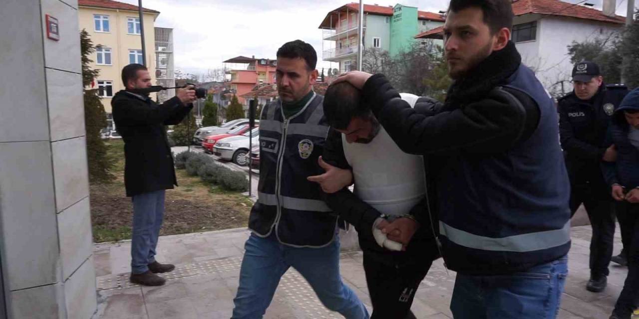 Boşandığı Eşini Önce Vurup Sonra Bıçaklayarak Öldüren Şahıs İle 7 Kişi Adliyeye Sevk Edildi