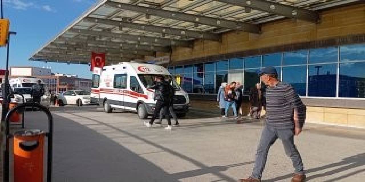 Yolda Yürürken Bıçaklı Saldırıya Uğrayan Genç Yaralandı