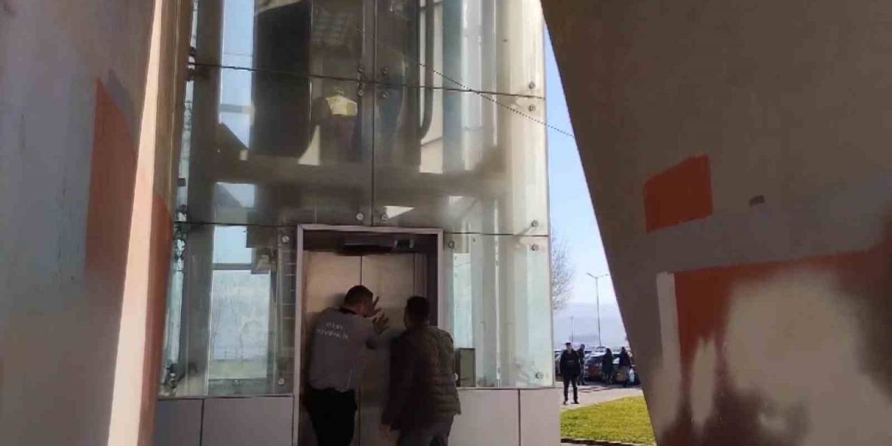 Arıza Yapan Asansörün Kabini Havada Asılı Kaldı, Vatandaşlar Mahsur Kaldı