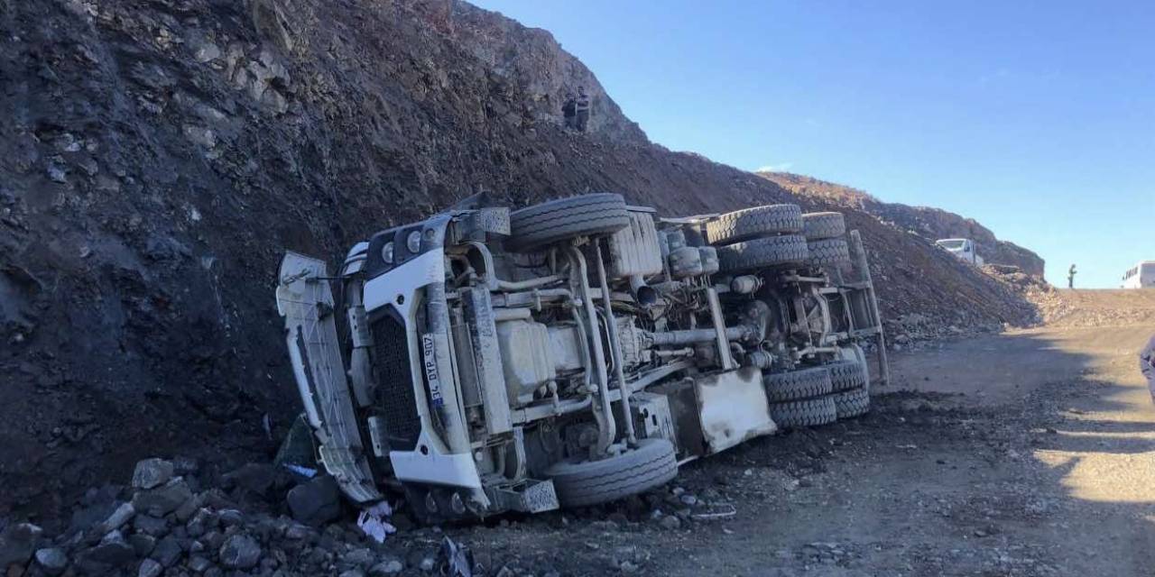 Yakıt Kamyonu Uçuruma Yuvarlandı: 1 Yaralı