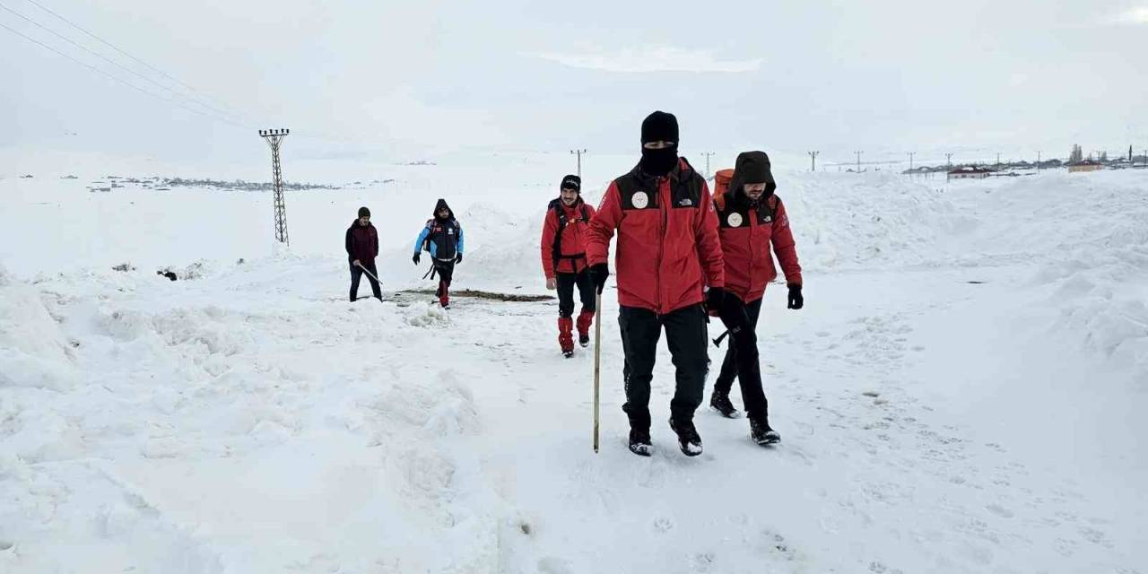 Ekipler, Yolu Kapanan Mahalledeki Hamile Kadın İçin Seferber Oldu