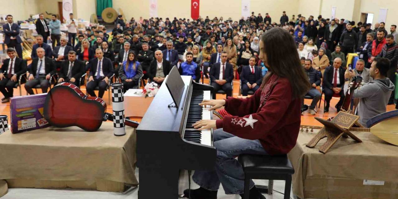 Ağrı’da Gençlere Spor Ve Sanat Malzemesi Desteği